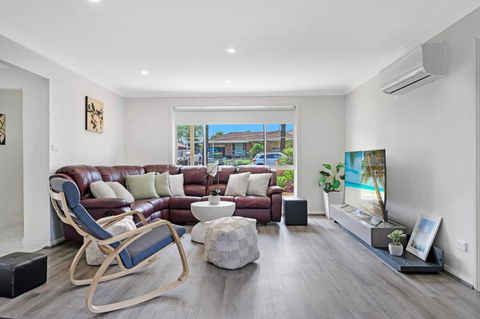 Discover Mount Annan - Spacious 6-BR House - Accommodation Gladstone 2