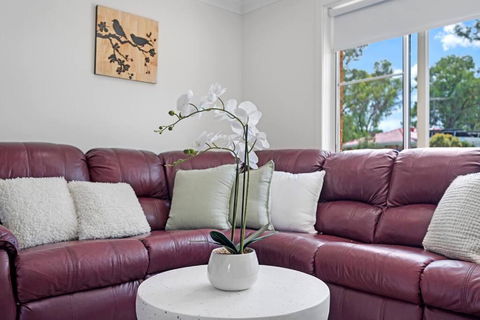 Discover Mount Annan Spacious 6-BR House - Accommodation Gladstone 2
