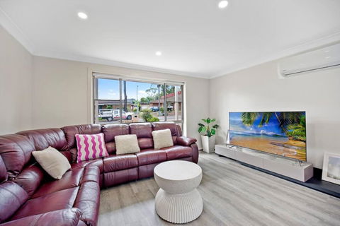 Discover Mount Annan Spacious 6-BR House - Accommodation Gladstone 1