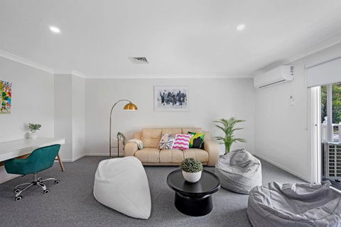 Discover Mount Annan Spacious 6-BR House - Accommodation Gladstone 3