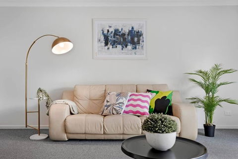 Discover Mount Annan Spacious 6-BR House - Accommodation Gladstone 4