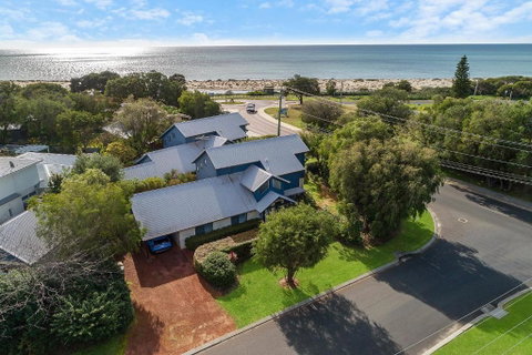 Dunsborough Beach Villa - Accommodation Gladstone 0