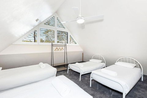 Eagle Bay Beach Lodge - 1 Street Back From Stunning Eagle Bay! - Accommodation Gladstone 2