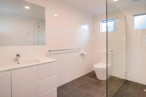 Eagle Bay Summerhaus - Accommodation Gladstone 2