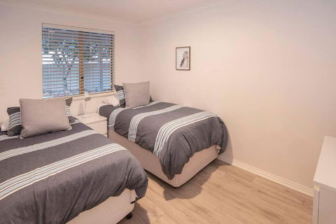 Eagle Bay Summerhaus - Accommodation Gladstone 4