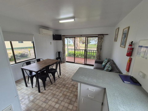 Eagle Point Caravan Park - Accommodation Gladstone 2
