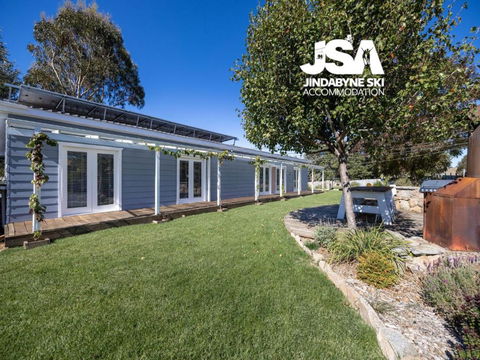 Edelweiss Cottage - Accommodation Gladstone 0