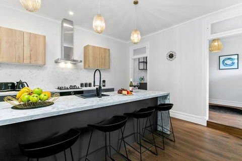 EDW19 - Stylish 2-Bed, 2-Bath Townhose In Drummoyne - Accommodation Gladstone 0