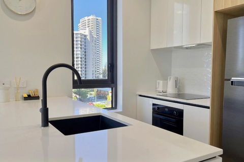 E.S. Surfers Paradise - Accommodation Gladstone 2