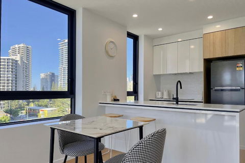 E.S. Surfers Paradise - Accommodation Gladstone 3