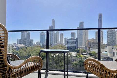 E.S. Surfers Paradise - Accommodation Gladstone 4