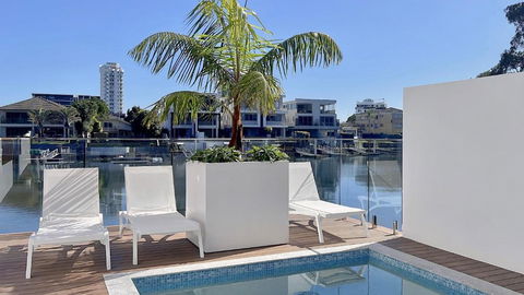 E.S. Surfers Paradise - Accommodation Gladstone 0