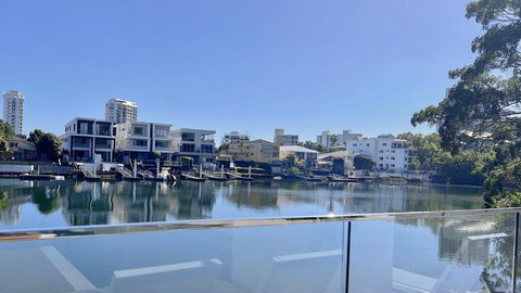 E.S. Surfers Paradise - Accommodation Gladstone 1