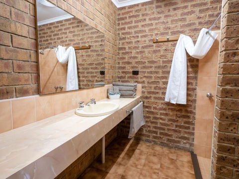 Eildon Parkview Motor Inn Room 7 - Accommodation Gladstone 0