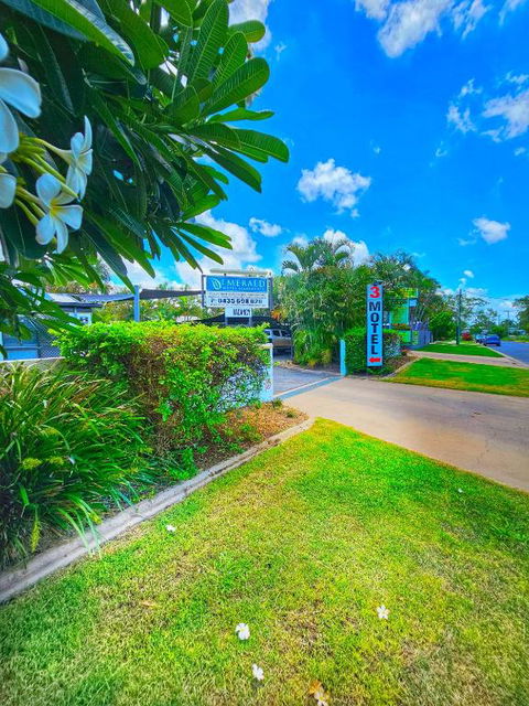 Emerald Motel Apartments - Accommodation Gladstone 0