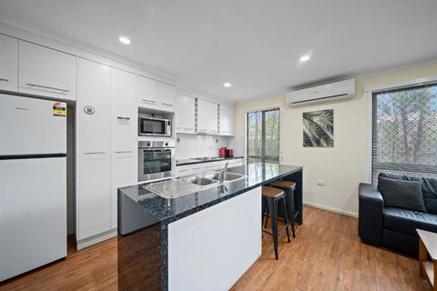 Emerald Motel Apartments - Accommodation Gladstone 1