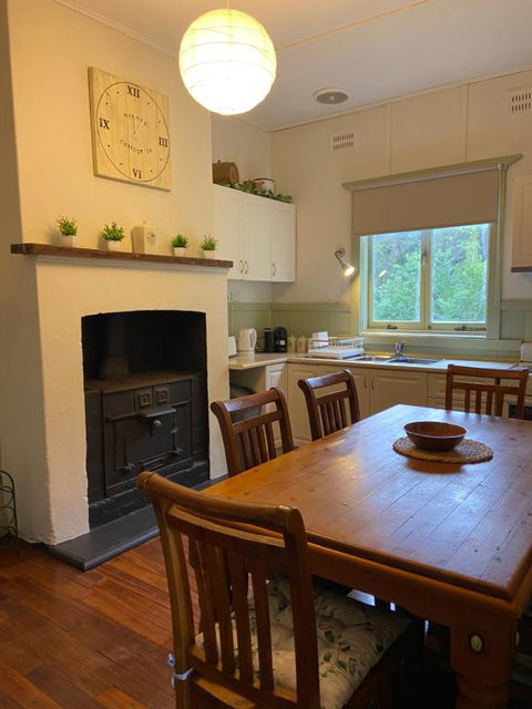 Emu Cottage - Accommodation Gladstone 2