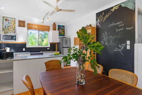 Enchanted Garden Cottage With Bikes And Air Con - Accommodation Gladstone 2