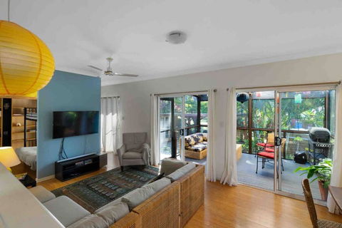 Enchanted Garden Cottage With Bikes And Air Con - Accommodation Gladstone 3