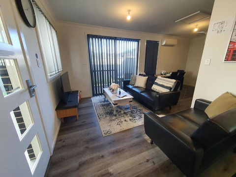 Entire 2br, Hideaway - Accommodation Gladstone 4