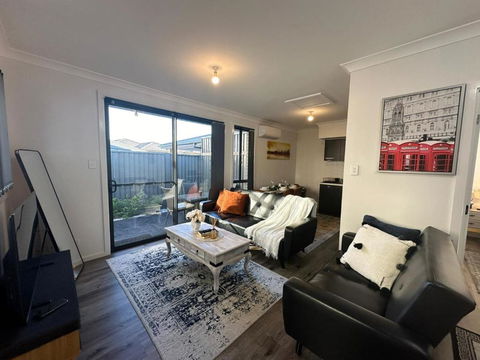 Entire 2br, Hideaway - Accommodation Gladstone 3
