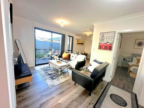 Entire 2br, Hideaway - Accommodation Gladstone 0