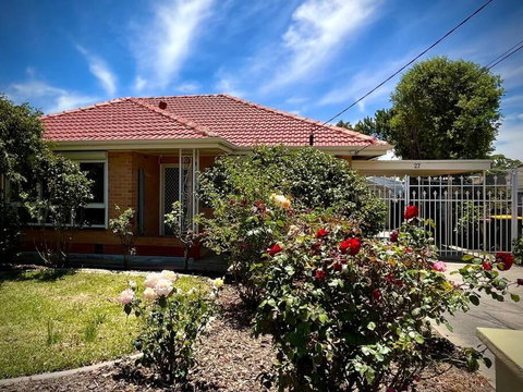 Entire House Between Marion /Flinders University - Accommodation Gladstone 0