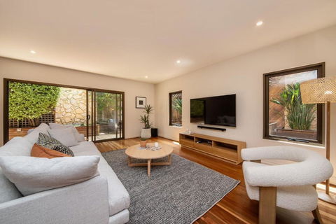 Esplanade Escape To The Brighton Beach Boxes - Accommodation Gladstone 1