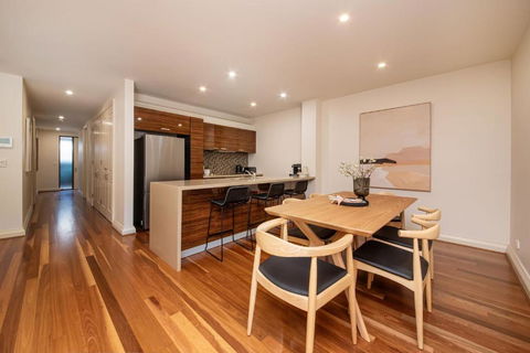 Esplanade Escape To The Brighton Beach Boxes - Accommodation Gladstone 4