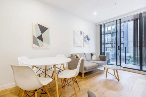 Executive Comfort Living Near La Trobe & RMIT Uni - Accommodation Gladstone 1