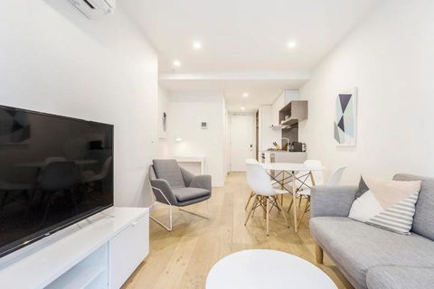 Executive Comfort Living Near La Trobe & RMIT Uni - Accommodation Gladstone 0