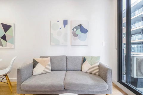 Executive Comfort Living Near La Trobe & RMIT Uni - Accommodation Gladstone 2