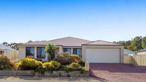Executive Escape 4 Bedroom Home - Accommodation Gladstone 0