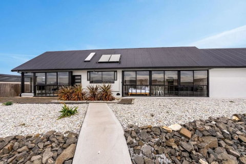 Expansive River-View Oasis - Accommodation Gladstone 0