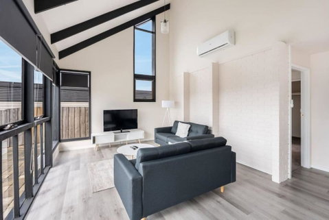 Expansive River-View Oasis - Accommodation Gladstone 1