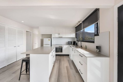 Expansive River-View Oasis - Accommodation Gladstone 2