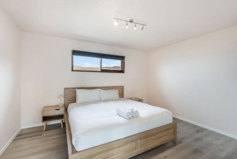 Expansive River-View Oasis - Accommodation Gladstone 3