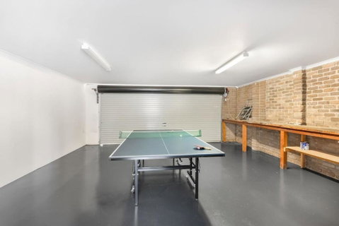Expansive River-View Oasis - Accommodation Gladstone 4