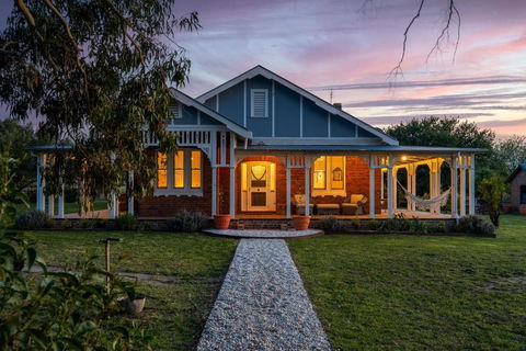 Experience The Charm Of Little Plains Homestead - Accommodation Gladstone 3