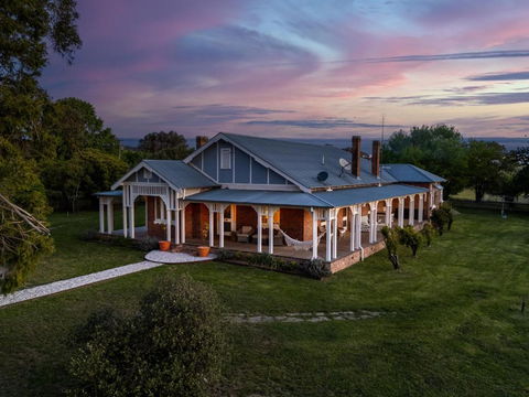 Experience The Charm Of Little Plains Homestead - Accommodation Gladstone 1