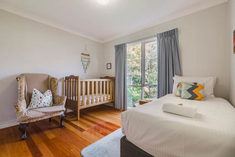 Family Friendly Art Deco Garden Patio WiFi WFH - Accommodation Gladstone 2