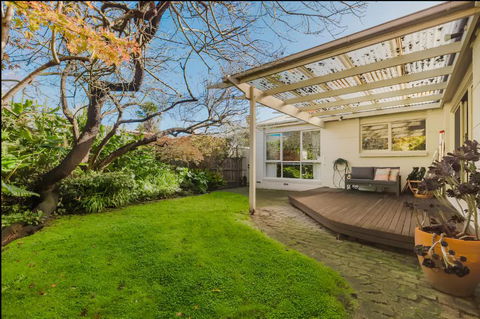 Family Friendly Art Deco Garden Patio WiFi WFH - Accommodation Gladstone 0