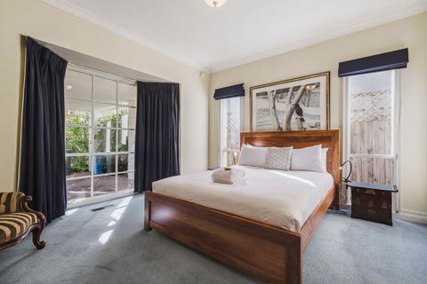 Family Friendly Art Deco Garden Patio WiFi WFH - Accommodation Gladstone 4