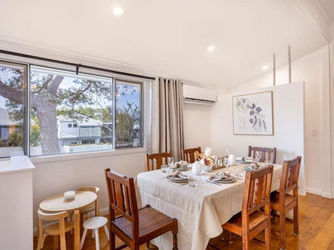 Family Friendly Cozy 4BR House At Annerley - Accommodation Gladstone 1