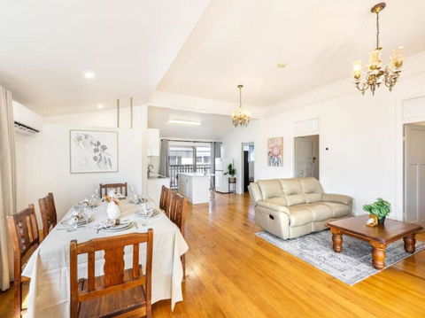 Family Friendly Cozy 4BR House At Annerley - Accommodation Gladstone 2