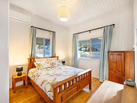 Family Friendly Cozy 4BR House At Annerley - Accommodation Gladstone 3