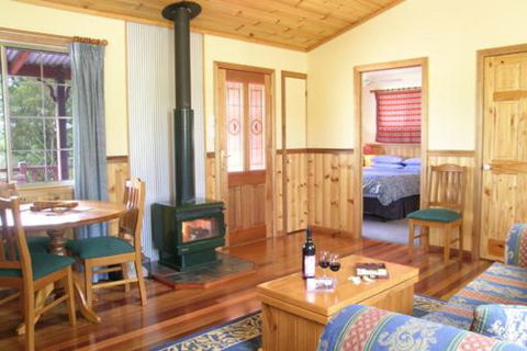 Fergies Hill Spa Cottage @ Granite Ridge Wines - Accommodation Gladstone 3