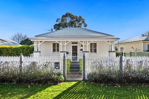 Gambell Cottage - Country Charm - Accommodation Gladstone 0