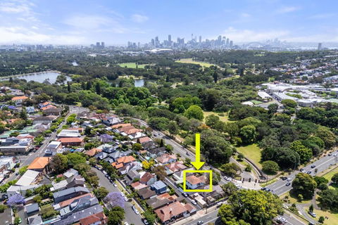 Garden Retreat 5-BDR House Near Centennial Park - Accommodation Gladstone 0