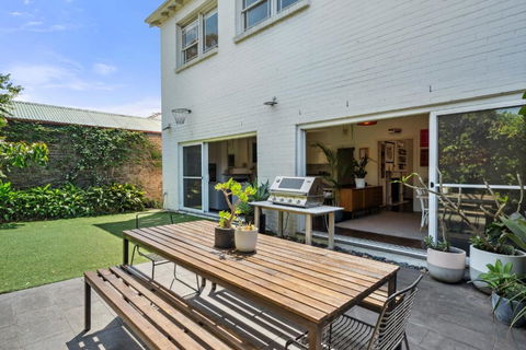 Garden Retreat 5-BDR House Near Centennial Park - Accommodation Gladstone 1